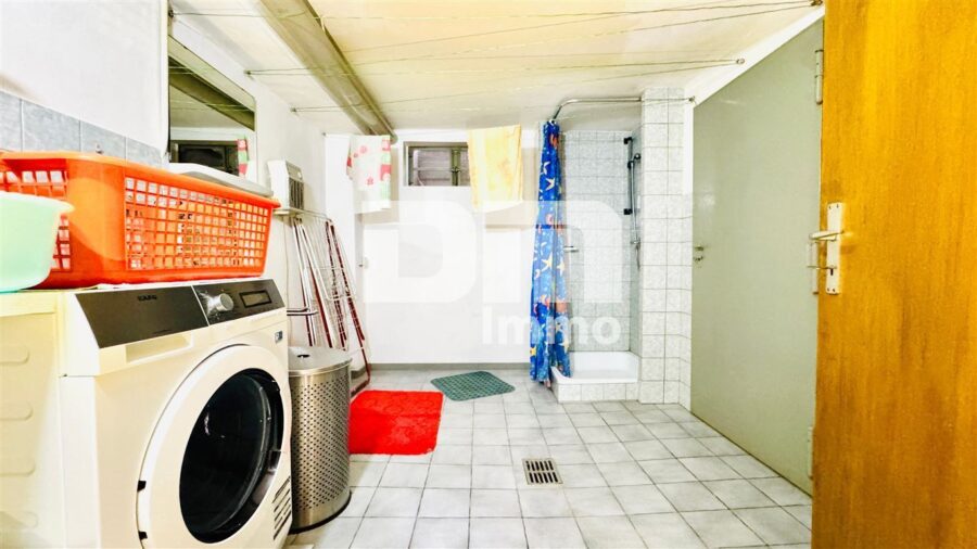 Solide Doppelhaushälfte mit viel Potenzial, Wintergarten und schönem Garten in beliebter Lage - Souterrain Waschküche / Dusche